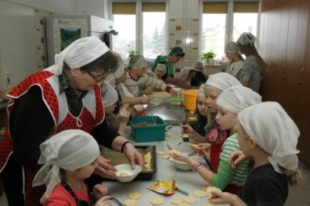 Robiły kolczyki i lepiły pierogi