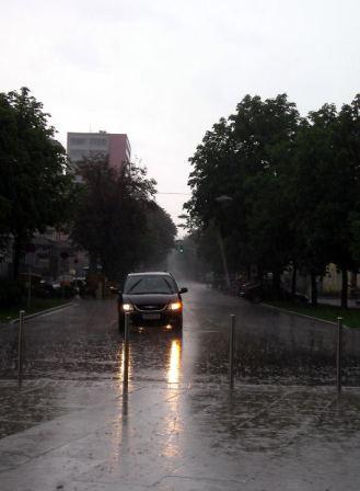 Samochodem przez ulewę