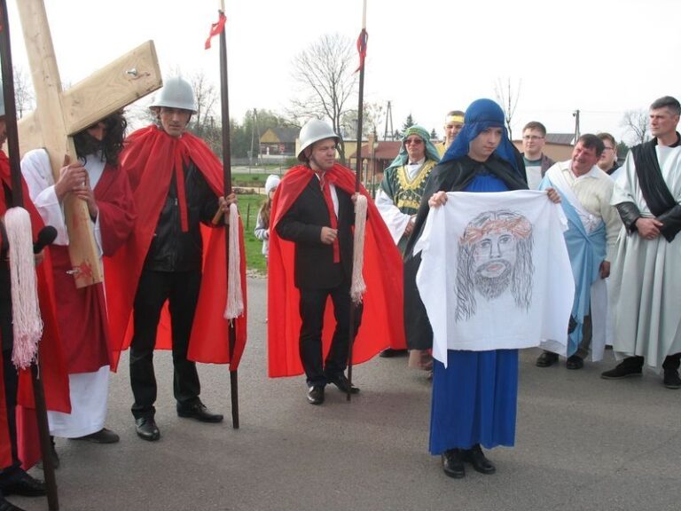 Płaczący tłum idzie za cierpiącym Jezusem