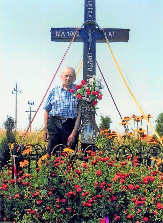 Krzyż stawiany pod osłoną nocy