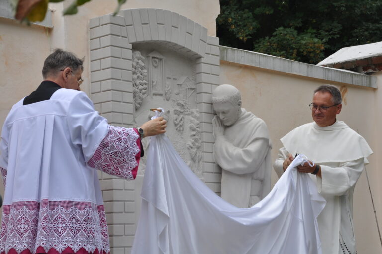 Ukrył się w ogrodzie