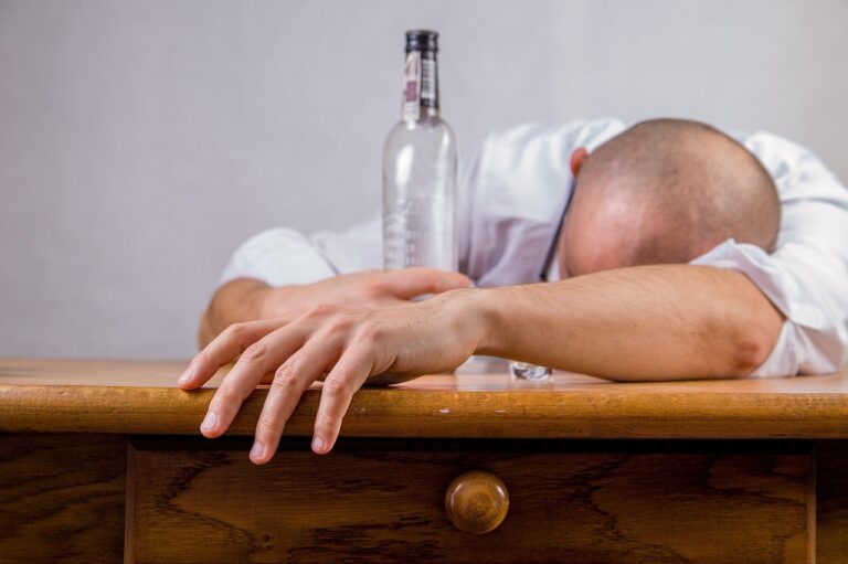 Alkoholizm prowadzi do ściany