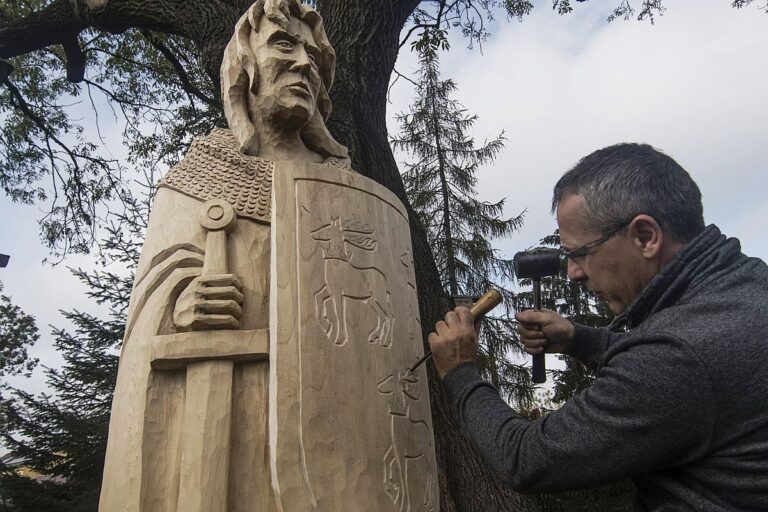 Rzeźba ma się tu dobrze