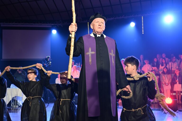 Jan Paweł II łączy pokolenia