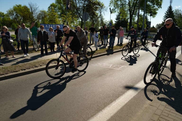 Imponujący wyczyn na rowerze